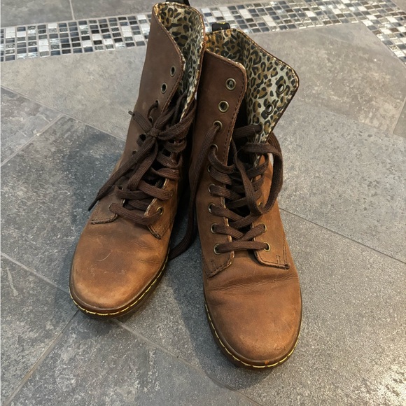 Dr Martens brown boots with leopard patterns inside - Picture 4 of 5